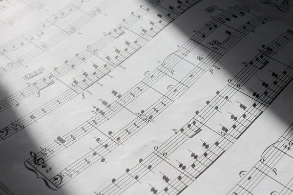 Joue Hallelujah avec une partition en français