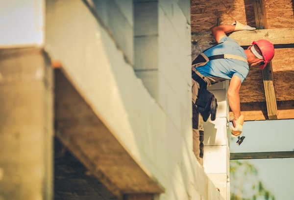 Comment les constructeurs sur mesure assurent-ils la conformité aux normes locales?